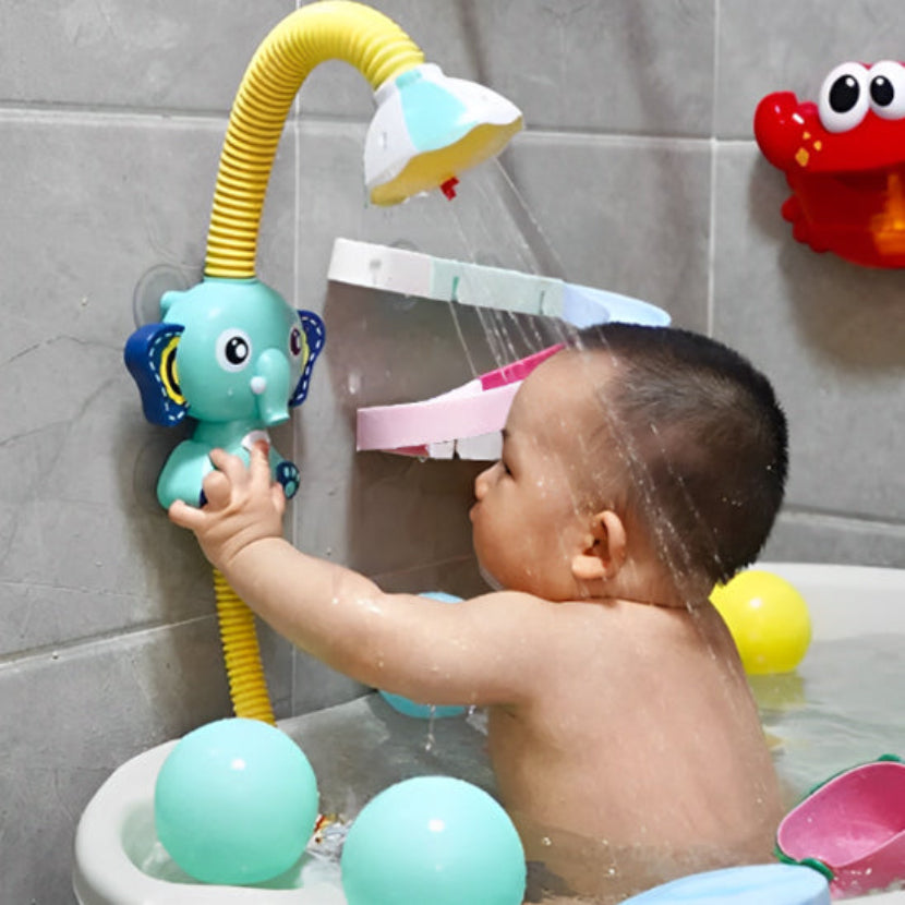 jouet baignoire bébé joue dans bain