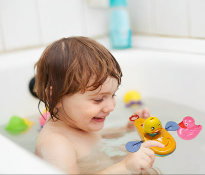 jouet de baignoire bébé enfant dans baignoire rigolant avec canard kayak