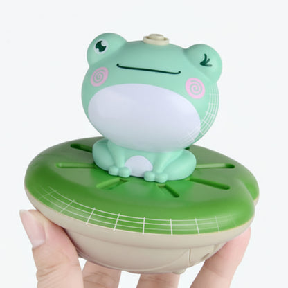 jouet de baignoire bébé grenouille main adulte