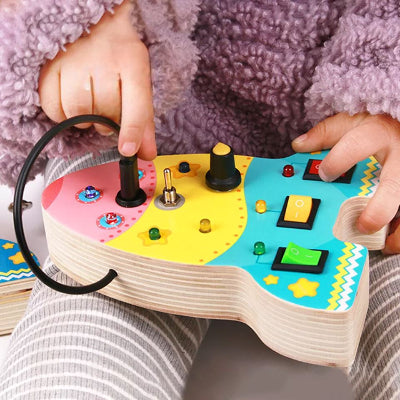 jouet montessfori fusee petite fille assise